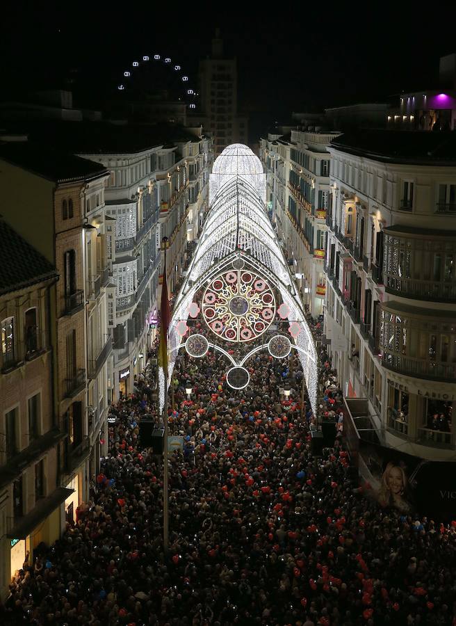 En Málaga ya es Navidad tras el encendido oficial del alumbrado navideño de la calle Larios y la plaza de la Constitución.