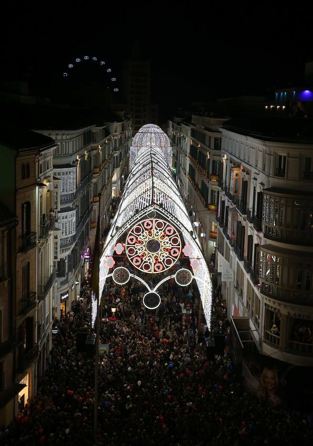 En Málaga ya es Navidad tras el encendido oficial del alumbrado navideño de la calle Larios y la plaza de la Constitución.