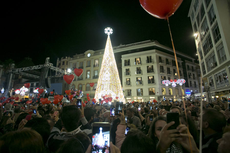 En Málaga ya es Navidad tras el encendido oficial del alumbrado navideño de la calle Larios y la plaza de la Constitución.