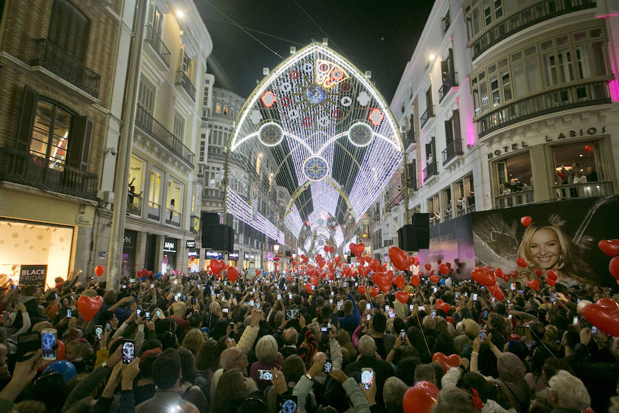 En Málaga ya es Navidad tras el encendido oficial del alumbrado navideño de la calle Larios y la plaza de la Constitución.