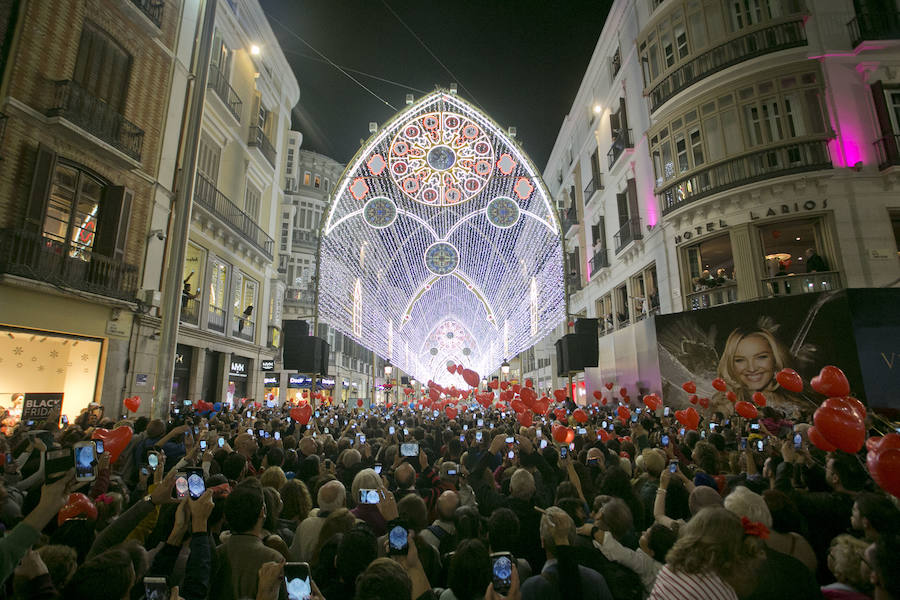 En Málaga ya es Navidad tras el encendido oficial del alumbrado navideño de la calle Larios y la plaza de la Constitución.