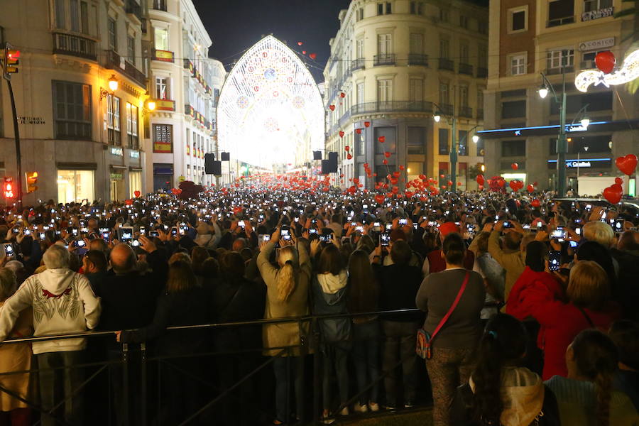 En Málaga ya es Navidad tras el encendido oficial del alumbrado navideño de la calle Larios y la plaza de la Constitución.