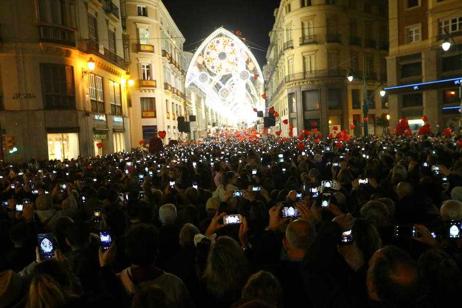 En Málaga ya es Navidad tras el encendido oficial del alumbrado navideño de la calle Larios y la plaza de la Constitución.