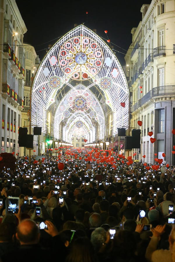 En Málaga ya es Navidad tras el encendido oficial del alumbrado navideño de la calle Larios y la plaza de la Constitución.