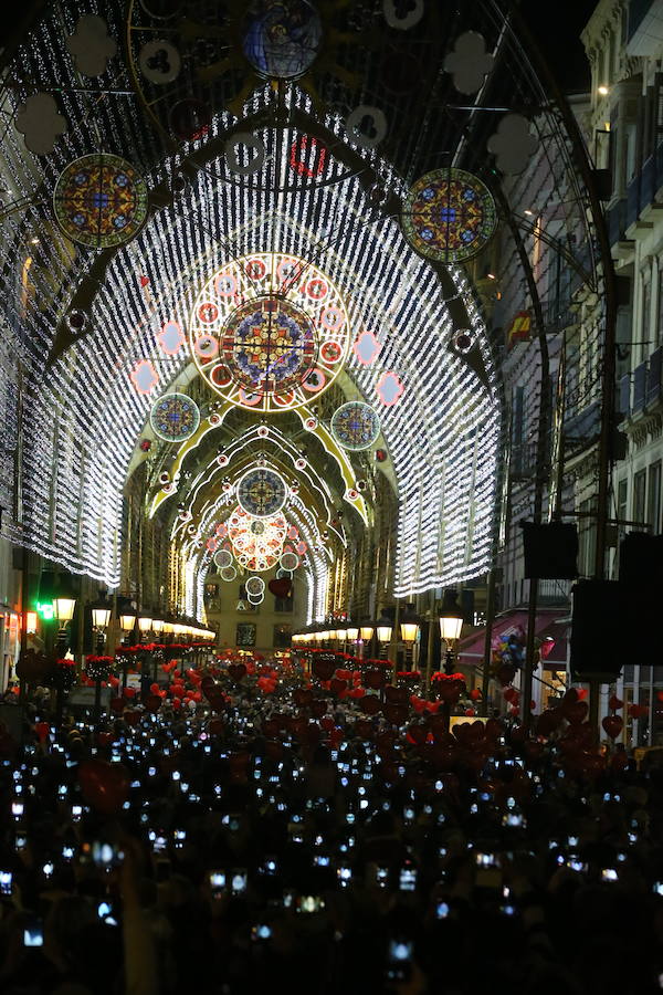 En Málaga ya es Navidad tras el encendido oficial del alumbrado navideño de la calle Larios y la plaza de la Constitución.