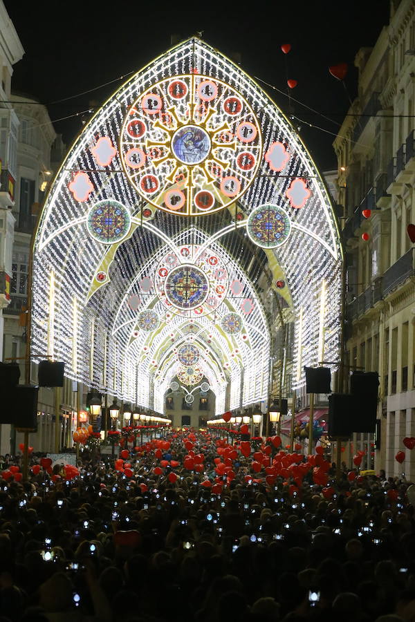 En Málaga ya es Navidad tras el encendido oficial del alumbrado navideño de la calle Larios y la plaza de la Constitución.