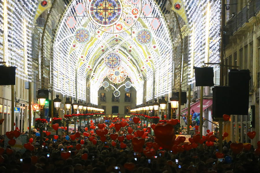 En Málaga ya es Navidad tras el encendido oficial del alumbrado navideño de la calle Larios y la plaza de la Constitución.