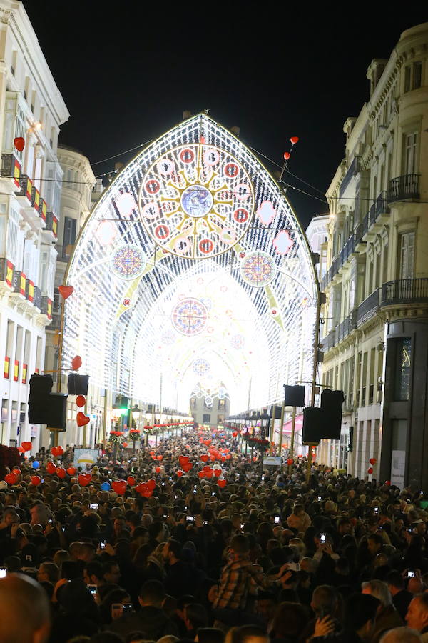 En Málaga ya es Navidad tras el encendido oficial del alumbrado navideño de la calle Larios y la plaza de la Constitución.