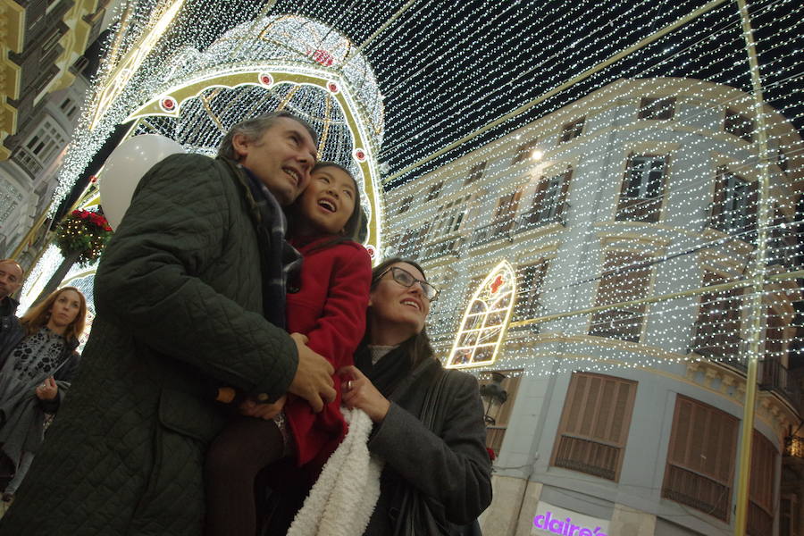 En Málaga ya es Navidad tras el encendido oficial del alumbrado navideño de la calle Larios y la plaza de la Constitución.