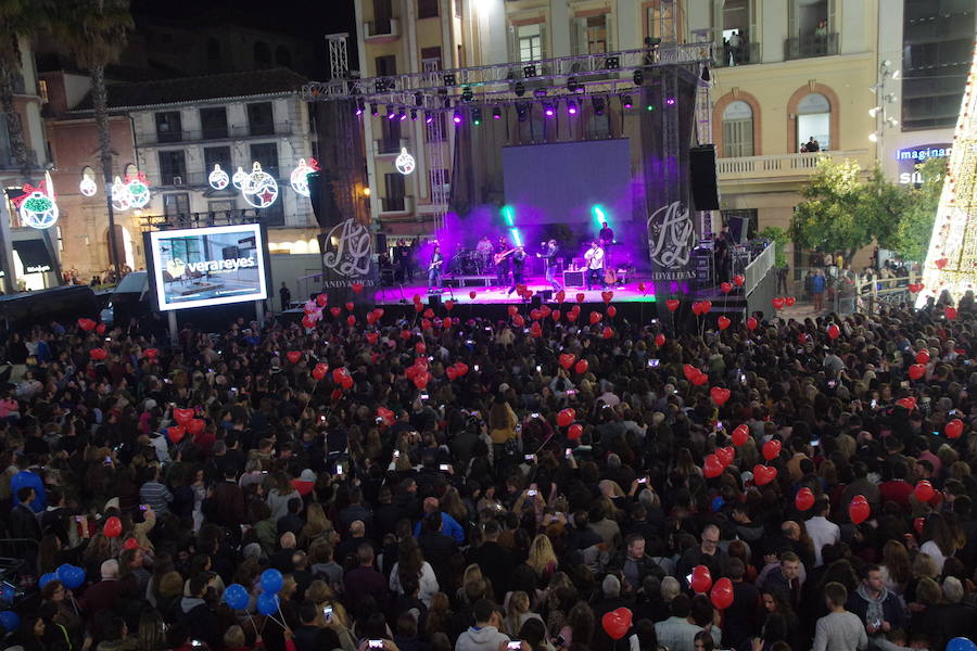 En Málaga ya es Navidad tras el encendido oficial del alumbrado navideño de la calle Larios y la plaza de la Constitución.