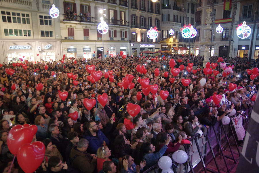 En Málaga ya es Navidad tras el encendido oficial del alumbrado navideño de la calle Larios y la plaza de la Constitución.