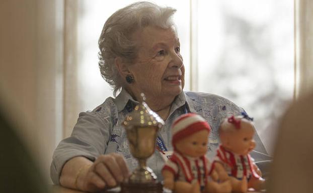 Doña Jose observa atenta la charla sobre fútbol en la residencia de ancianos Ballesol.