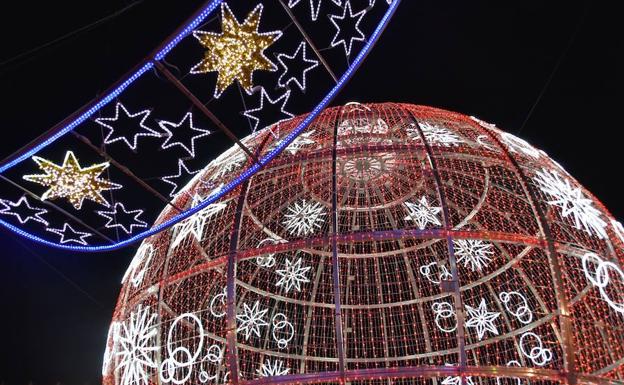 Imagen principal - Una enorme bola de Navidad da la bienvenida a las fiestas en Fuengirola