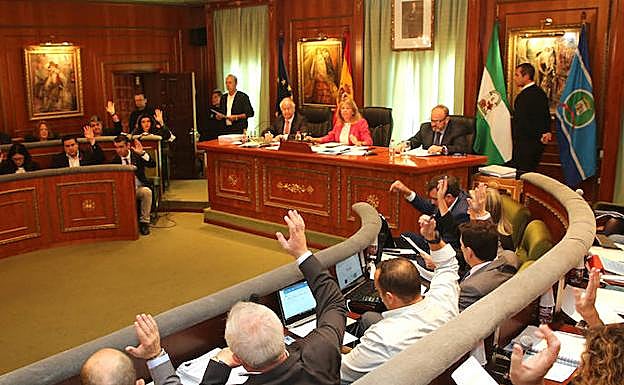 Un momento del pleno de ayer durante una de las votaciones de los grupos