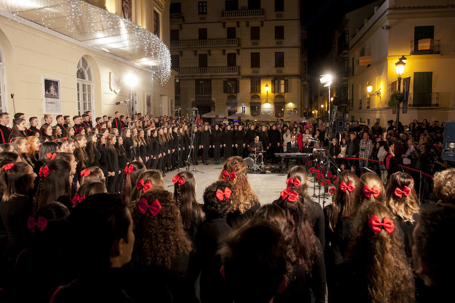 140 alumnos de la Escuela de Arte han interpretado temas navideños con motivo del encendido de la iluminación del teatro para estas fiestas