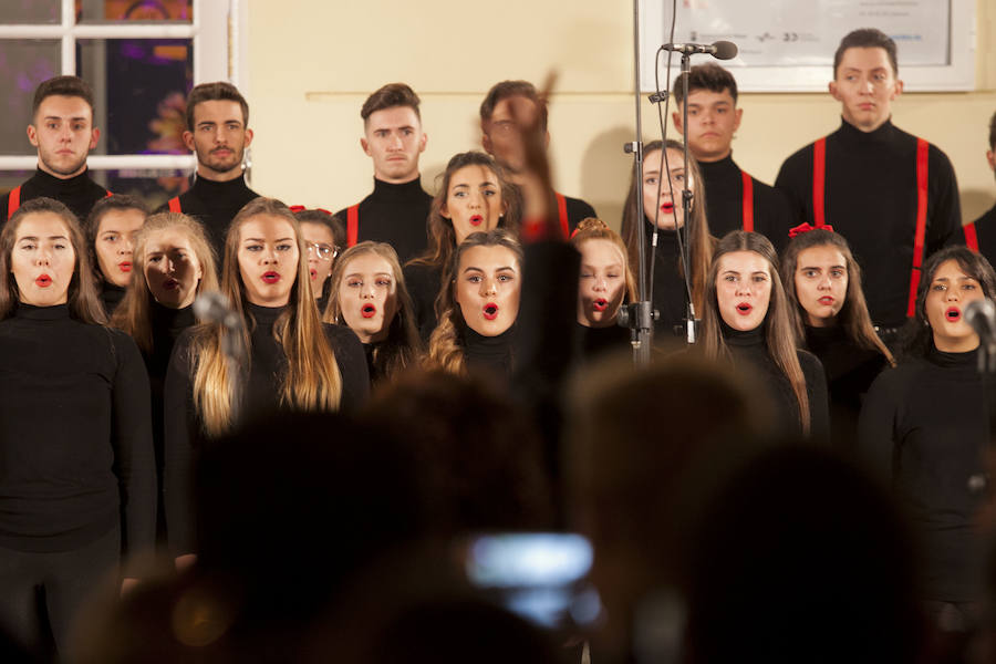 140 alumnos de la Escuela de Arte han interpretado temas navideños con motivo del encendido de la iluminación del teatro para estas fiestas
