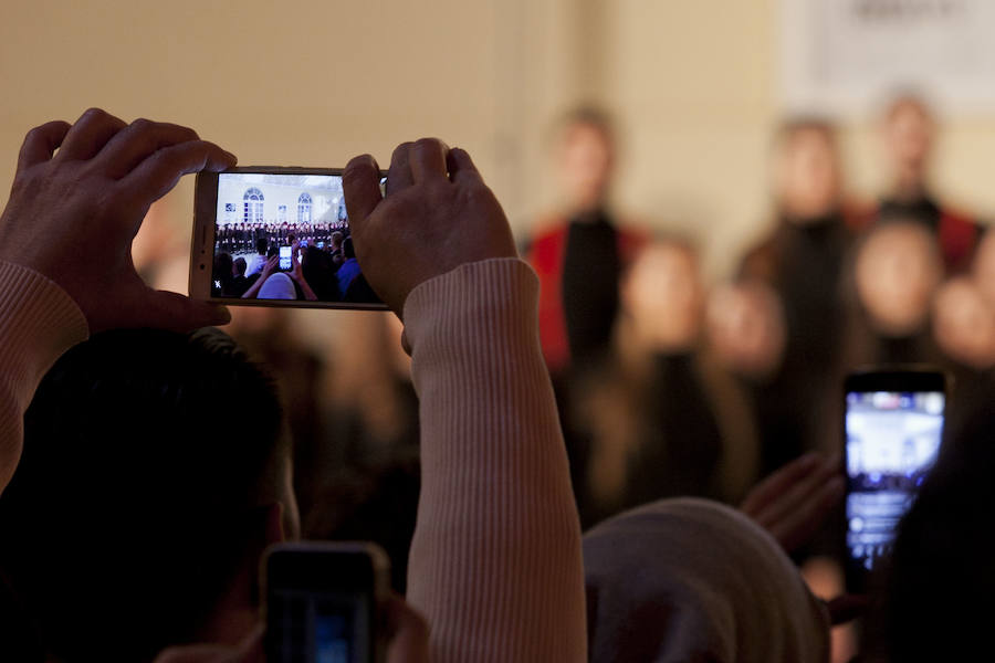 140 alumnos de la Escuela de Arte han interpretado temas navideños con motivo del encendido de la iluminación del teatro para estas fiestas