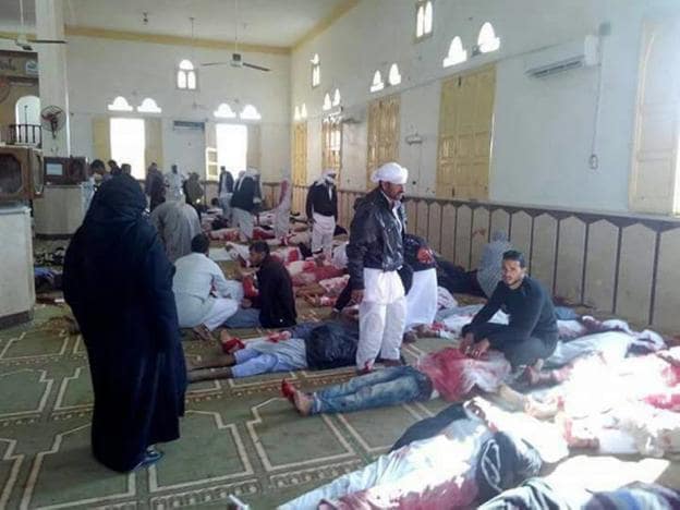 Cadáveres de fieles en el interior de la mezquita, cuya salida aguardaban los terroristas para perpetrar el atentado. :: efe