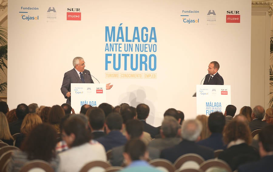 Antonio Ramírez de Arellano responde a las preguntas de Manuel Castillo, ayer durante su intervención en el foro ‘Málaga, ante un nuevo futuro’.