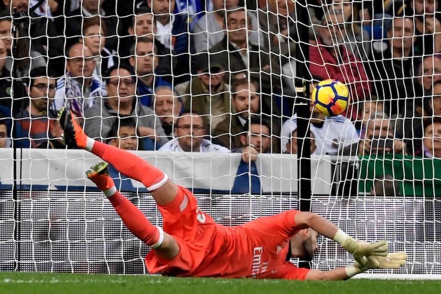 El Real Madrid venció al Málaga 3-2 en el Santiago Bernabéu. Un partido loco donde Benzema abrió la lata y Casemiro volvió a poner ventaja tras el empate de Rolan. El 'Chory' Castro volvió a poner las tablas tras un error de Kiko Casilla y Cristiano, que vio como Roberto paraba su penalti, anotaba a placer en el rechace para dar la victoria a los blancos. 