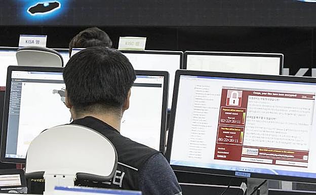Empleados de la agencia de seguridad cibernética de Corea del Sur analizan la información. 