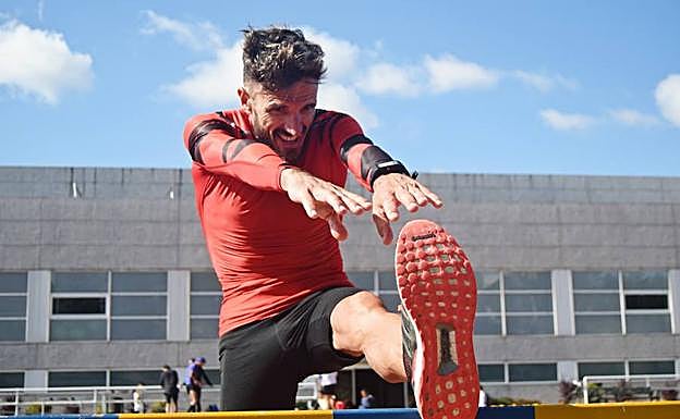 Martínez hace estiramientos después de una ‘suave’ sesión de 25 kilómetros.