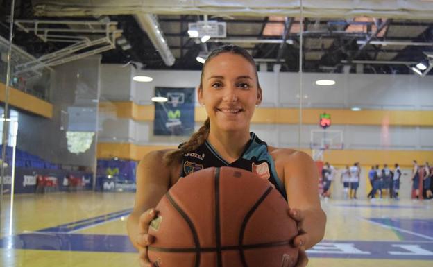 Patricia Soler, durante la entrevista con este periódico en pleno entrenamiento del equipo masculino del Estudiantes.