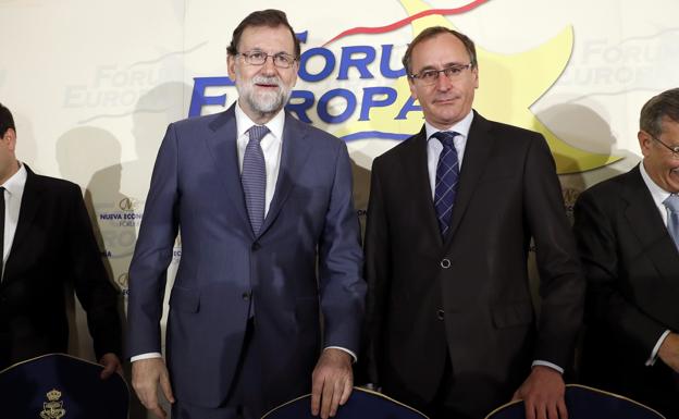 El presidente del Gobierno, Mariano Rajoy, acompañado de Alfonso Alonso.