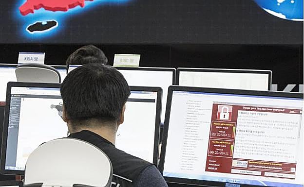 Empleados de la agencia de seguridad cibernética de Corea del Sur analizan la información.