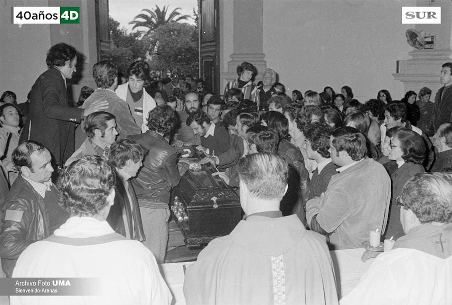 Manuel José García Caparrós es enterrado en el cementerio de San Miguel en un clima de gran tensión un día después de la manifestación a favor de la autonomía andaluza en Málaga. Unas 30.000 personas acuden a darle el último adiós, según las crónicas del momento. 