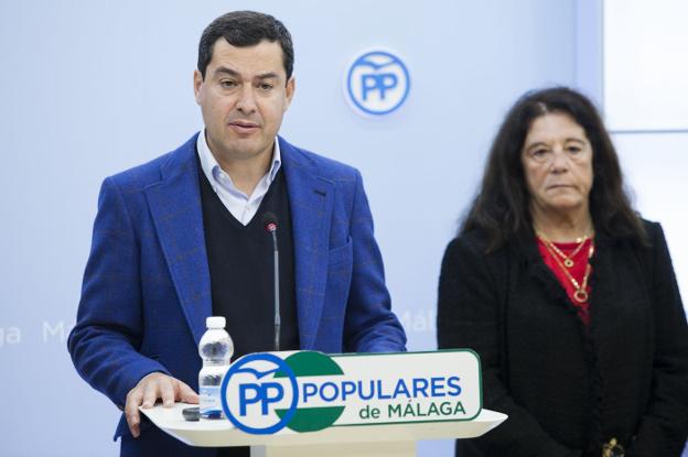 Juanma Moreno, ayer en la sede del PP de Málaga con María Teresa Martín, de Afaran. :: álvaro cabrera