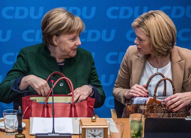 Merkel charla con su compañera de partido Julia Kloeckner. :: afp