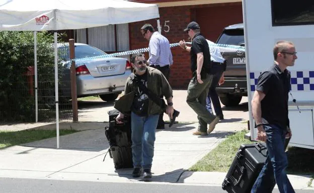 Policías investigan en unas viviendas de un suburbio de Melbourne.