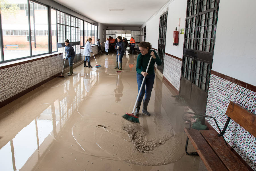 Bomberos, Protección Civil, padres y algunos alumnos trabajan para achicar el agua, que ha inundado el colegio La Milagrosa