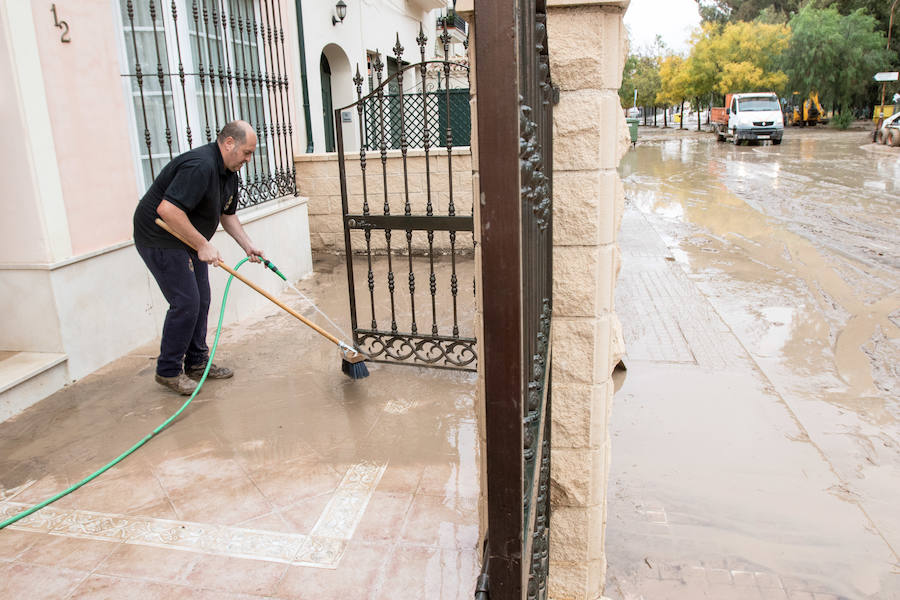 Bomberos, Protección Civil, padres y algunos alumnos trabajan para achicar el agua, que ha inundado el colegio La Milagrosa