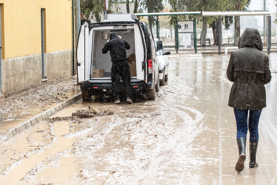 Bomberos, Protección Civil, padres y algunos alumnos trabajan para achicar el agua, que ha inundado el colegio La Milagrosa