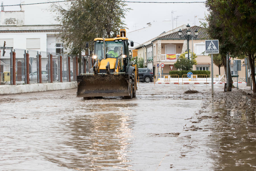 Bomberos, Protección Civil, padres y algunos alumnos trabajan para achicar el agua, que ha inundado el colegio La Milagrosa