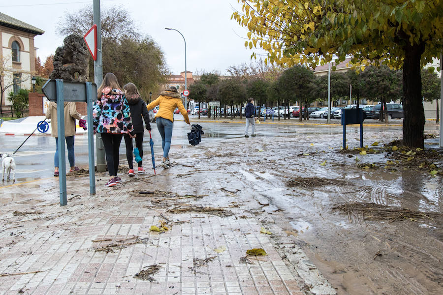 Bomberos, Protección Civil, padres y algunos alumnos trabajan para achicar el agua, que ha inundado el colegio La Milagrosa