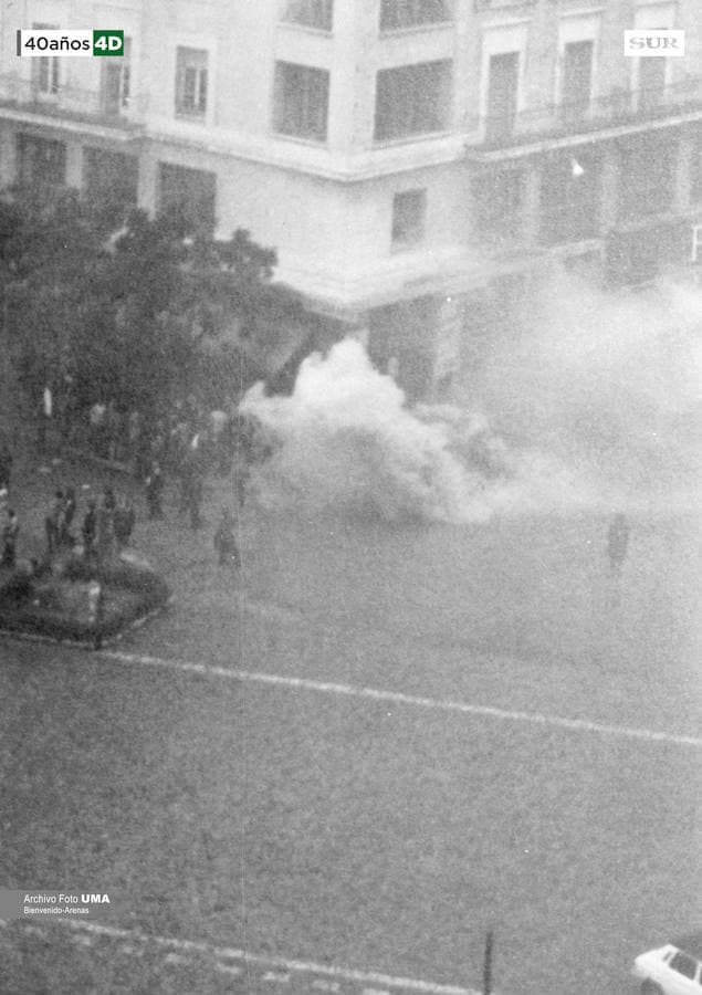 La manifestación a favor de la autonomía es disuelta a la fuerza por la policía por orden del gobernador civil. Un disparo del que se desconoce su autor acaba con la vida del manifestante Manuel José García Caparrós junto al puente de Tetuán. Desde ese momento, se desata una ambiente de violencia con actos vandálicos en toda la ciudad que duran varios días. 