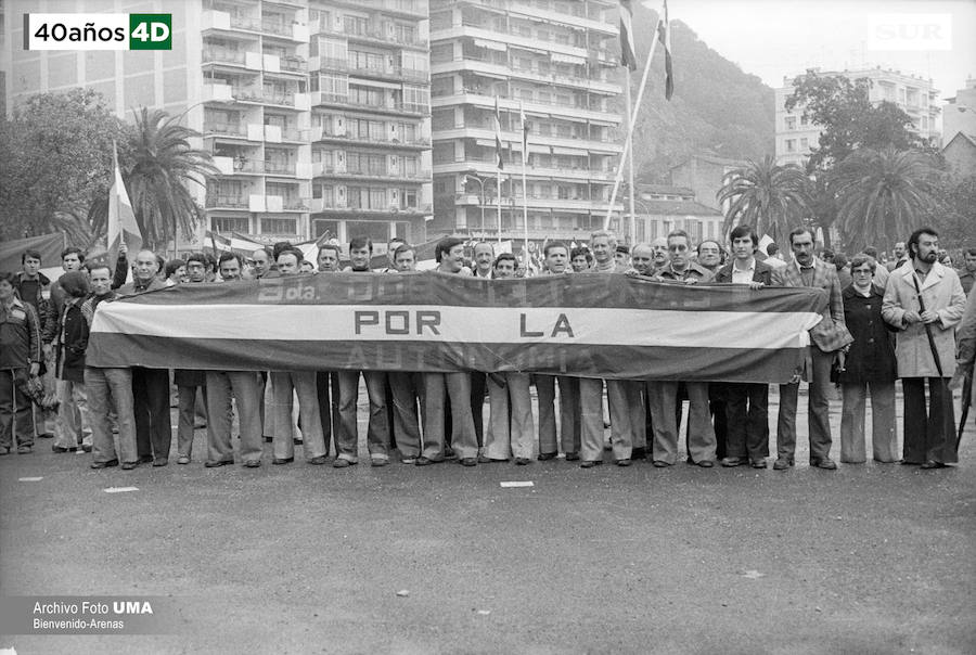 Málaga celebró el 4 de diciembre de 1977 una manifestación multitudinaria convocada por todas las fuerzas parlamentarias para reclamar que Andalucía se convirtiera en autonomía. La manifestación derivó en altercados y cargas policiales. Uno de los asistentes, el joven Manuel José García Caparrós, recibió un disparo que le provocó la muerte. 40 años después, se desconoce quién fue el autor del disparo. 