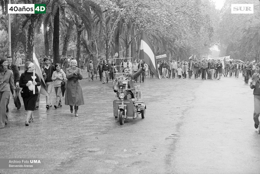 Málaga celebró el 4 de diciembre de 1977 una manifestación multitudinaria convocada por todas las fuerzas parlamentarias para reclamar que Andalucía se convirtiera en autonomía. La manifestación derivó en altercados y cargas policiales. Uno de los asistentes, el joven Manuel José García Caparrós, recibió un disparo que le provocó la muerte. 40 años después, se desconoce quién fue el autor del disparo. 