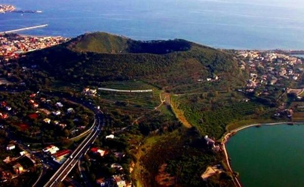 La caldera de Campi Flegrei, situada a sólo nueve kilómetros de la poblada Nápoles. 