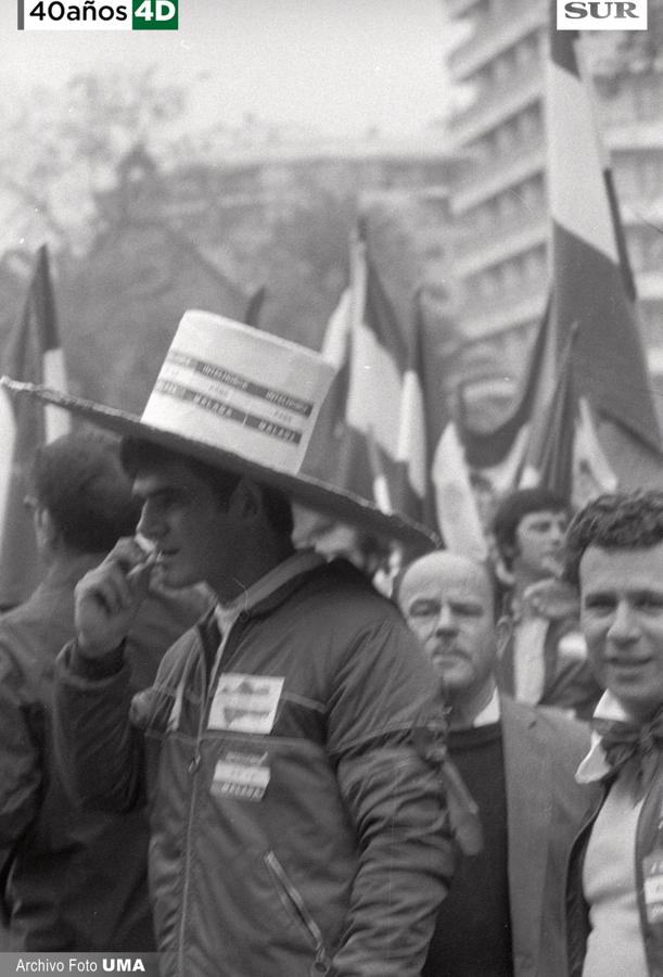 Málaga celebró el 4 de diciembre de 1977 una manifestación multitudinaria convocada por todas las fuerzas parlamentarias para reclamar que Andalucía se convirtiera en autonomía. La manifestación derivó en altercados y cargas policiales. Uno de los asistentes, el joven Manuel José García Caparrós, recibió un disparo que le provocó la muerte. 40 años después, se desconoce quién fue el autor del disparo. 