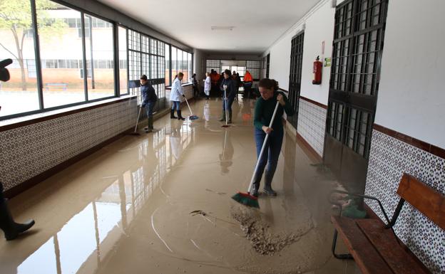 Las lluvias obligan a desalojar un colegio de Campillos