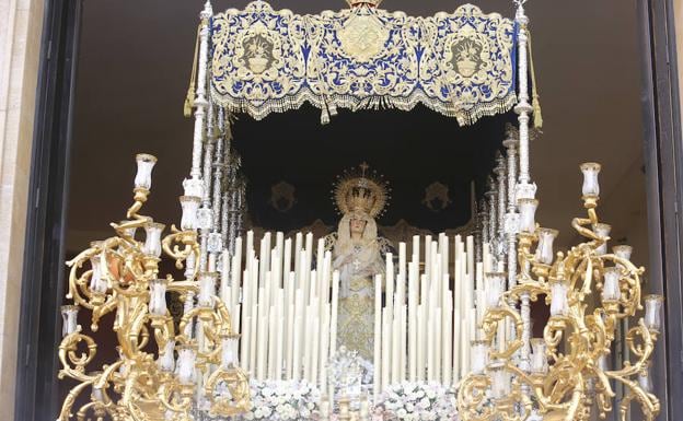 Virgen de la Concepción, en su trono. 