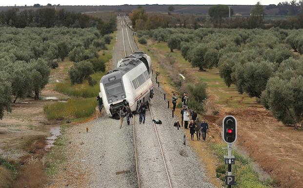 El tren fuera de la vía tras descarrilar ayer en El Arahal (Sevilla)