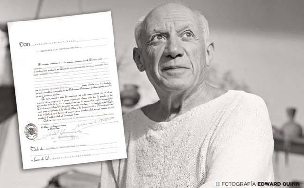 Picasso junto al documento firmado por Manuel Azaña para su nombramiento el 26 de septiembre de 1936