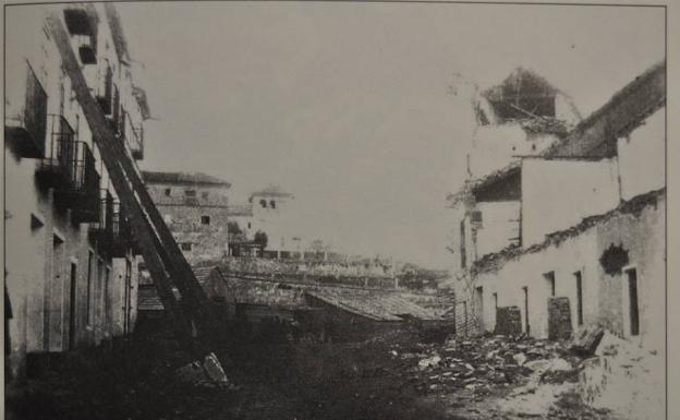 Una calle de Vélez-Málaga, tras el temblor que afectó a más de 1.200 casas. 