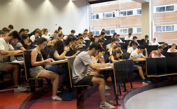 Un grupo de estudiantes durante los exámenes de selectividad.