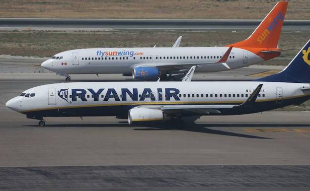 Un avión de la aerolínea Ryanair despega del aeropuerto. 